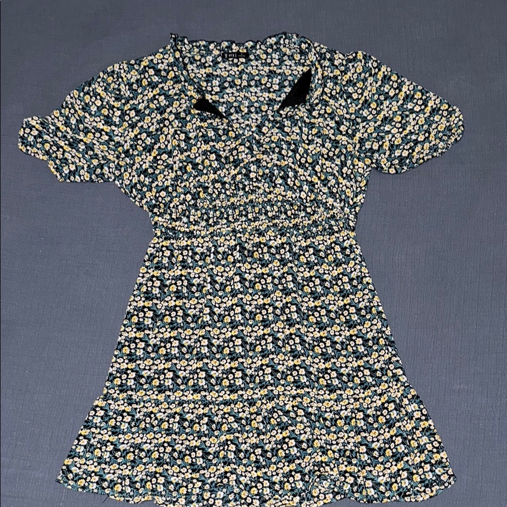 Very J Ditsy Floral A-line V-neck Dress EUC M